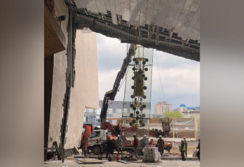 Новый рекорд: крупнейшее стекло Центральной Азии установили в Алматы