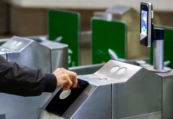 В алматинском метро установят новые турникеты: оплатить проезд можно будет телефоном или картой