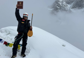 Казахстанский альпинист доставил Конституцию на вершину Айленд Пик в Гималаях
