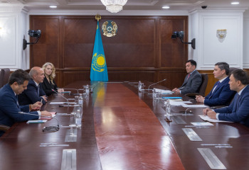 Kazakh PM discusses oil and gas projects with Peter Costello, Head of Exploration and Production at Shell