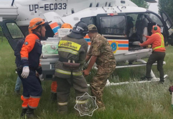 Вертолёт МЧС доставил новорождённого в больницу Уральска прямо на территорию медцентра