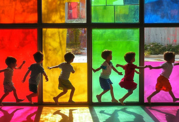 Дети в Казахстане падают из окон - реакция МЧС