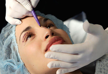 17 жастағы қыз пластикалық отадан кейін көз жұмды