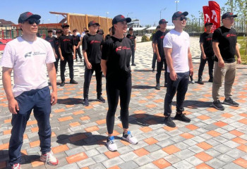 «Таза Қазақстан»: в Конаеве прошла акция «Жаттығу» - зарядка с чемпионами и субботник на пляже