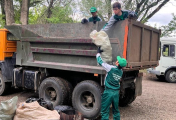 Молодежь Актобе очистила берега Каргалы от 12 тонн мусора