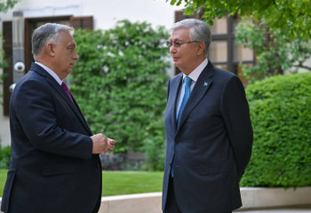 Head of State holds talks with Prime Minister of Hungary