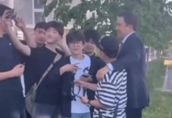 «Кепканы қайдан алдың?»: Головкин көпшілікті тәнті етті