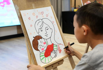 Более 200 детей и родителей поучаствовали во флешмобе в Алматы