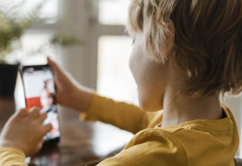 Ұялы телефон баланың миына қалай әсер етеді?