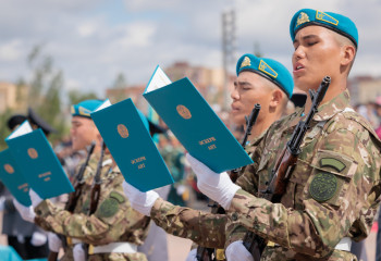 Мемлекеттік күзет қызметінің жас сарбаздары әскери ант қабылдады