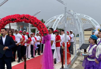 Мектеп түлектері ауылға жаңа саябақ салып берді