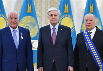 Президент Казахстана вручил высокие государственные награды Равилю Чердабаеву и Серику Токпанову