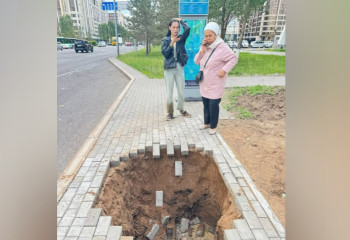 В Астане девушка провалилась под землю на глазах прохожих