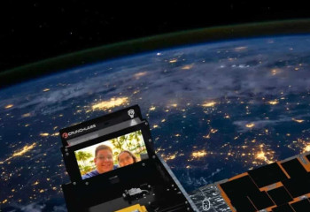 Теперь можно делать селфи из космоса: спутник снимает фото на фоне Земли
