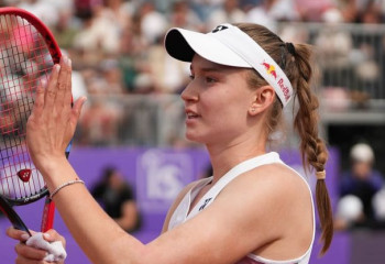 Рыбакина стартовала с победы на турнире в Париже