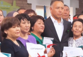 Баян Алагөзованың күйеуі 100 қызметкеріне пәтер сыйлады