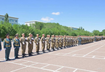 Гвардейск гарнизонында 800-ден астам әскерге шақырылушы  ант берді