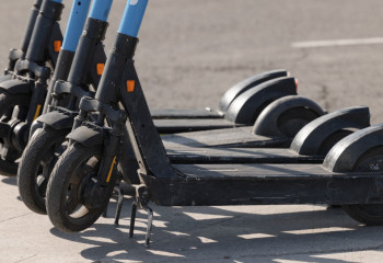 В Алматы самокатчик на большой скорости сбил женщину и скрылся