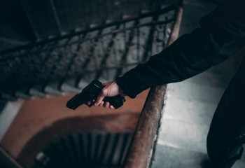 Белгісіз екі адам судьяны атып кетті