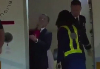 «Мы просто дурачились» — Макрон о пощечине от жены, взорвавшей соцсети