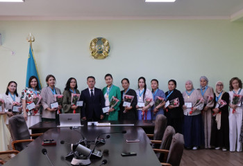 Жаңаөзенде көпбалалы аналар «Алтын алқа» және «Күміс алқамен» марапатталды