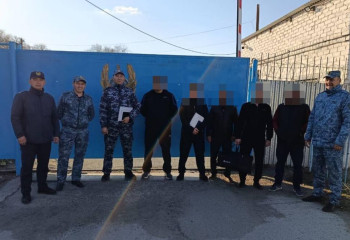 В Абайской области спустя 7 лет у ворот колонии состоялась трогательная встреча троих братьев