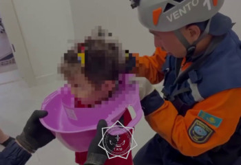 В Семее ребёнок сунул голову в ободок для унитаза и застрял