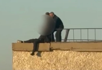 Екібастұзда ер адам тоғыз қабатты үйдің төбесінен секірмек болған