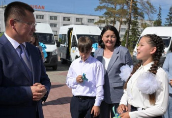 Подарок тем, кто дарит заботу: новые авто передали учреждениям для детей-сирот и оставшихся без попечения родителей