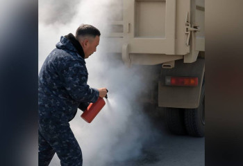 Полицейские в Абайской области спасли грузовик с углём