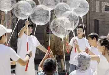 Қонаевта меценаттар мен полицейлер балаларға қуаныш сыйлады