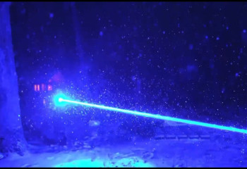 Плавит монеты за секунды: американский блогер создал мощнейший ручной лазер