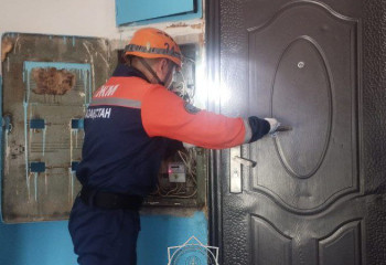 Спасатели пришли на помощь пожилой женщине в Уральске