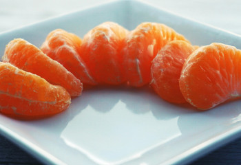 Мандариннің бір тілімін жұтып қойған әйел қайтыс болды