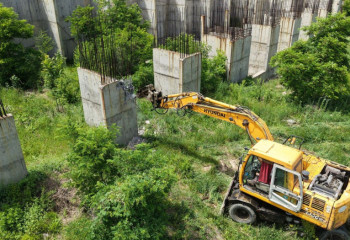 В Алматы начался снос крупного недостроенного здания по решению суда