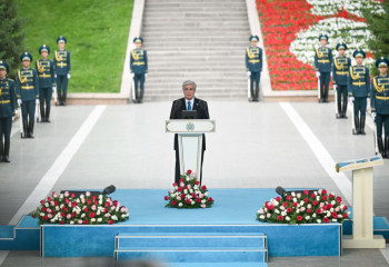 Президент Токаев поднял Государственный флаг в честь Дня государственных символов