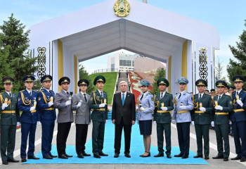 Президент вручил офицерские погоны лучшим выпускникам военных вузов Казахстана