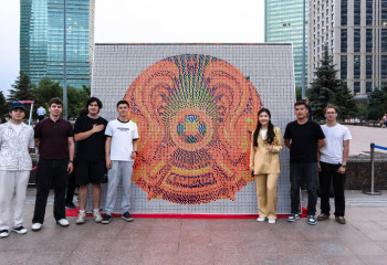 Астаналық жастар Рубик текшелерінен Елтаңба жасады