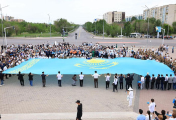 В Караганде тысячи горожан исполнили гимн в честь Дня государственных символов