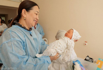 Рәміздер күні дүниеге келген сәбилердің ата-аналарына сыйлықтар табысталды