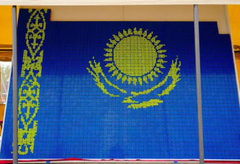 Флаг Казахстана из 3 тысяч кубиков Рубика собрали в Астане в честь Дня государственных символов