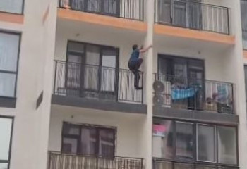 Көпқабатты үйдегі өртті өрмелеп шығып сөндірген жігіттің ерлігі қызу талқыға түсті