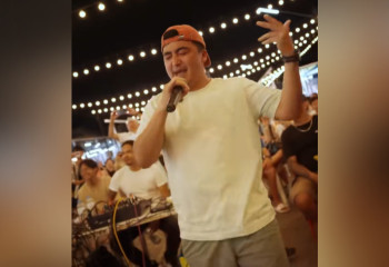 Три минуты славы: Казахстанец спел на выдуманном языке в Таиланде и сорвал аплодисменты толпы