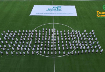 Флешмоб «Таза Қазақстан» объединил сотни молодых людей в День экологии