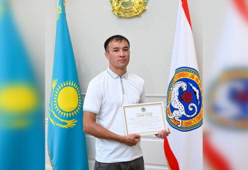 В Алматы наградили мужчину, предотвратившего трагедию в многоэтажке