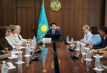 Ғани Бейсембаев психологиялық қолдау орталықтарының мамандарымен кездесті