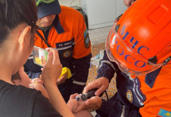 Алматыда ТЖМ құтқарушылары 8 айлық сәбиге көмектесті