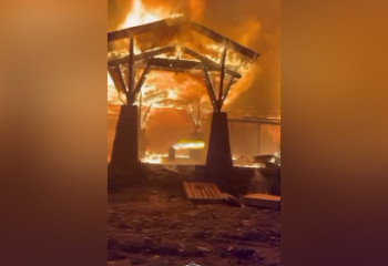 В Алматы тушат пожар в строящемся доме в Медеуском районе