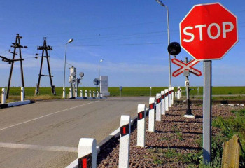 Машинист пассажирского поезда предотвратил столкновение с автобусом на переезде