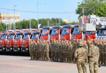 Глава МЧС вручил актюбинским спасателям спецтехнику и ключи от служебных квартир